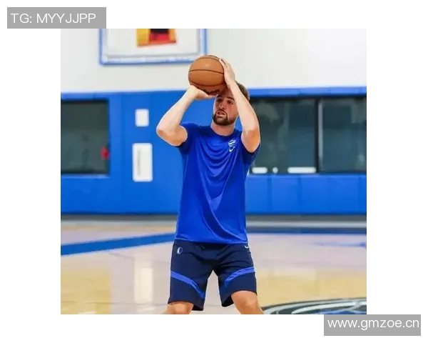 汤普森的奇迹:康复训练中的出色表现引发队友们的钦佩与鼓励 汤普森的奇迹:康复训练中的出色表现引发队友们的钦佩与鼓励